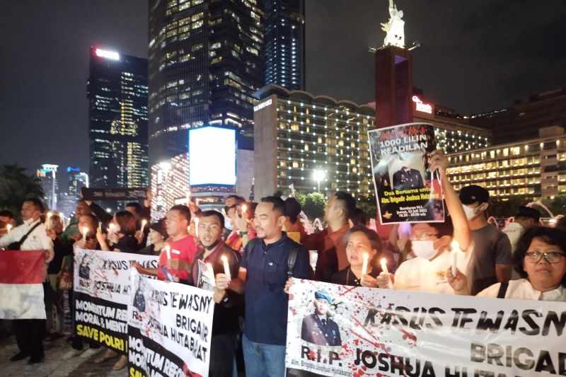 Warga Gelar Malam '1.000 Lilin Keadilan' Untuk Brigadir J di Bundaran HI