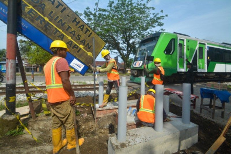 Penambahan Palang Pintu Perlintasan KA