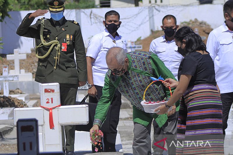 Ramos Horta ziarah ke taman makam pahlawan di Kupang