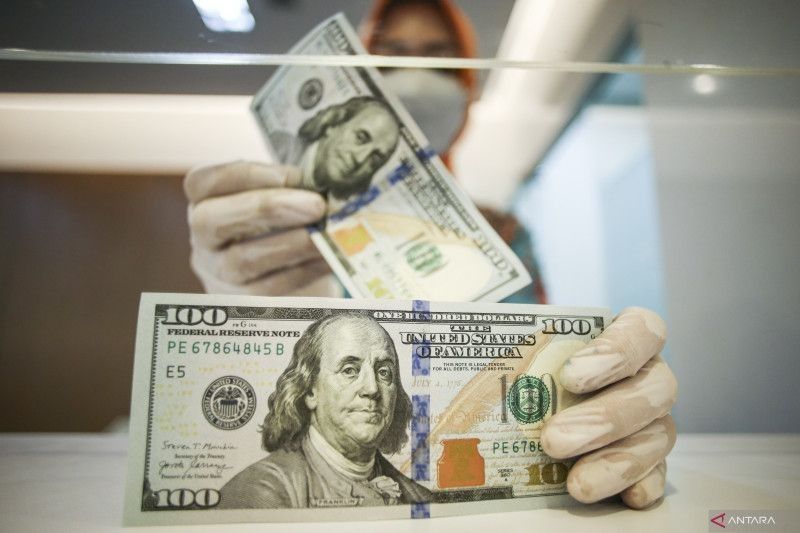 Dolar AS tetap tertekan, pasar evaluasi kenaikan suku bunga Fed