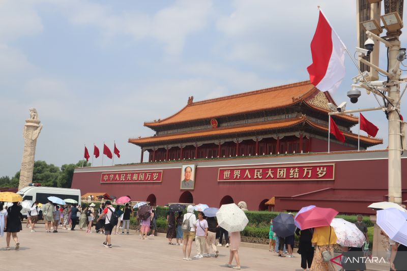Merah-Putih berkibar di Kota Terlarang Tiananmen Beijing saat kunjungan Presiden Jokowi