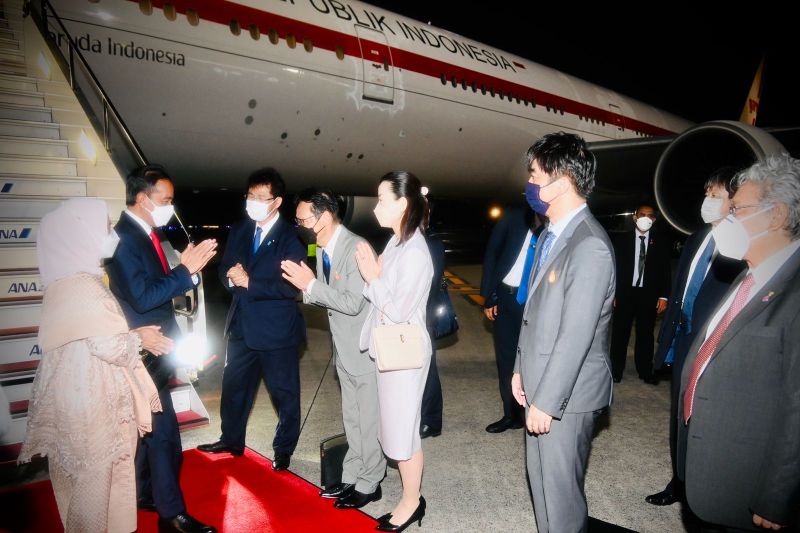 Presiden Joko Widodo dan Ibu Iriana tiba di Tokyo