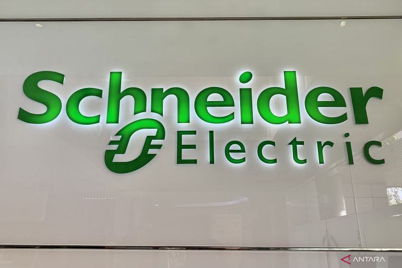 Schneider Electric smart factory targets net zero emissions by 2025