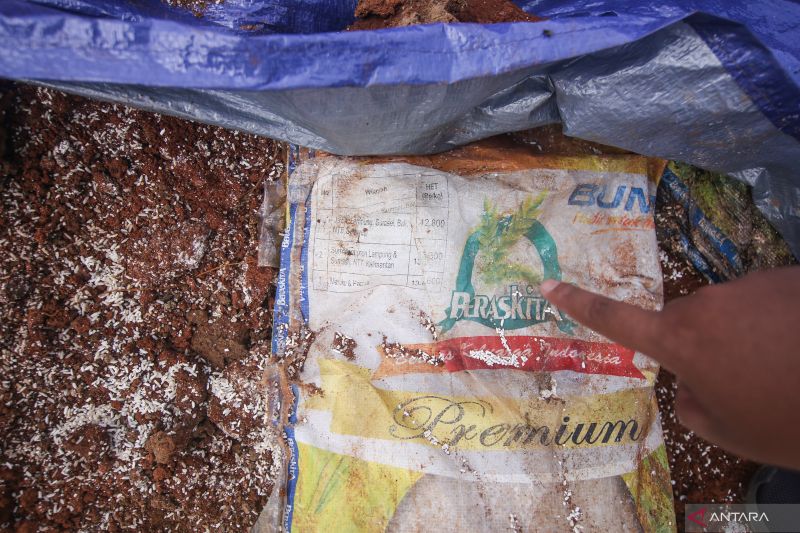 Polda Metro selidiki kasus penemuan beras bansos terkubur di Depok