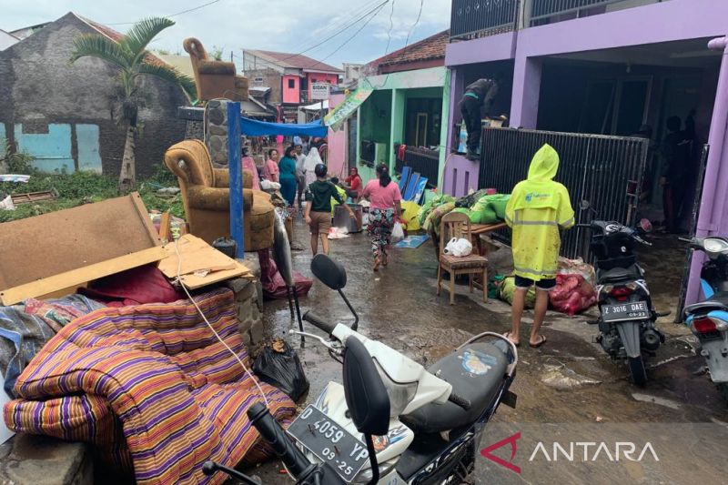Pemkab Garut berikan uang kerohiman dan jatah hidup korban banjir