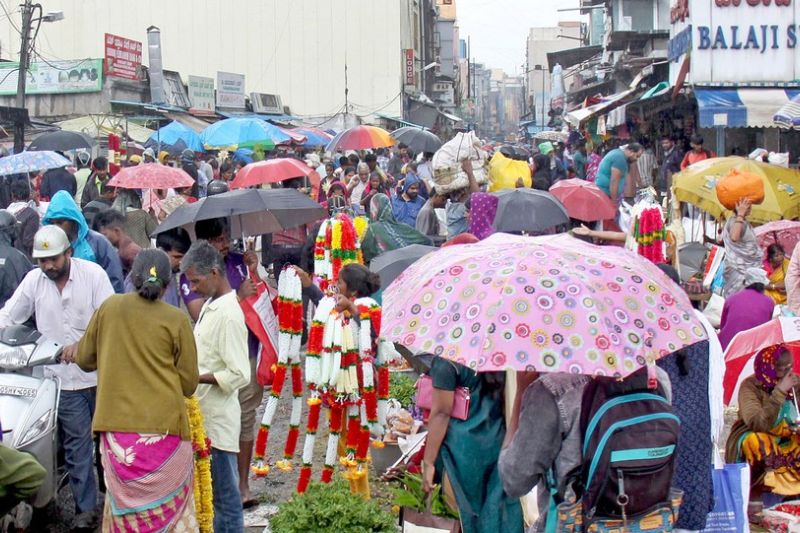 Pasar bunga di Bangalore India ramai menjelang Varalakshmi Vratam