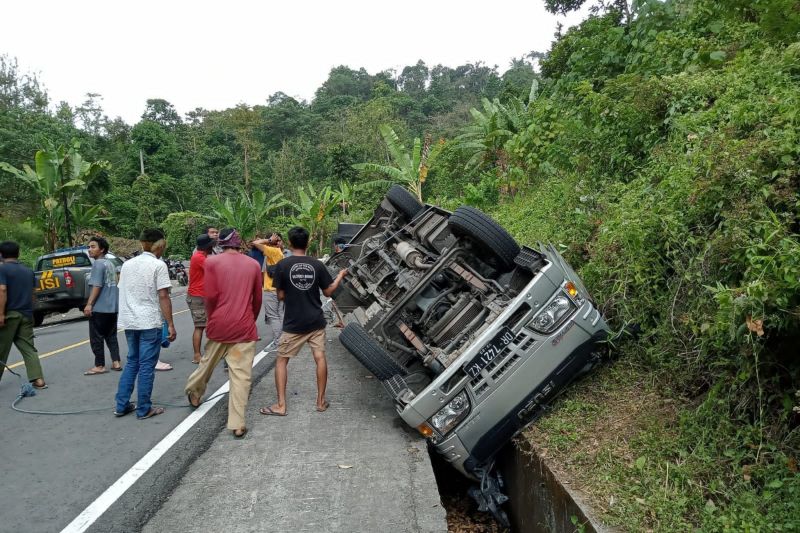 Minibus berpenumpang 11 orang terguling di Pusuk Sajang Lombok Timur