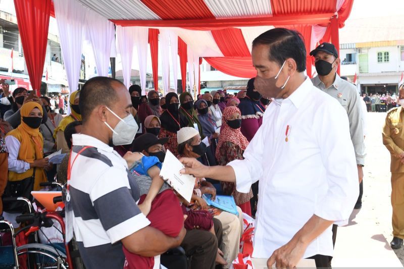 Jokowi recalculará el presupuesto estatal para sumar asistencia social