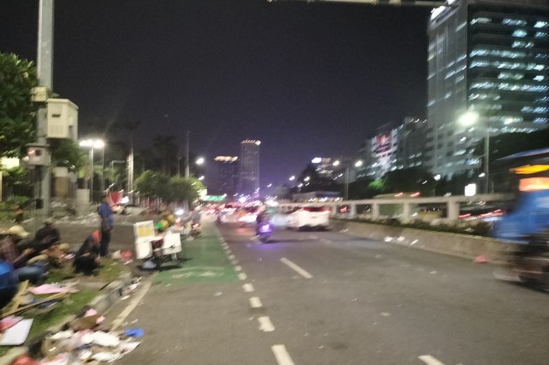 Polisi buka kembali jalan di depan gedung DPR usai demo buruh berakhir