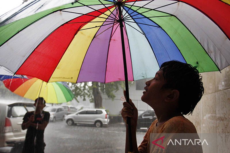 Sebagian DKI Jakarta hujan ringan pada Kamis siang