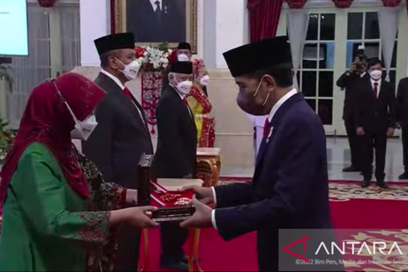 Presiden Jokowi anugerahkan tanda kehormatan RI di Istana Negara