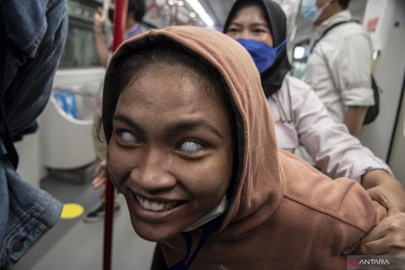 Wahana zombie di LRT Jakarta - ANTARA News