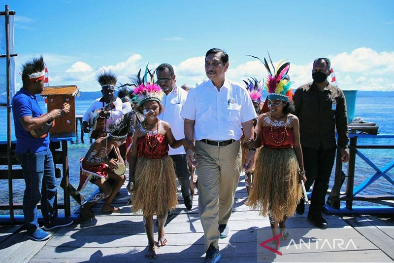 Luhut ajak masyarakat rawat dan kelola laut di Raja Ampat