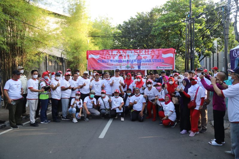 Puluhan keluarga ikuti jalan sehat sambut HUT RI di Jakarta Utara