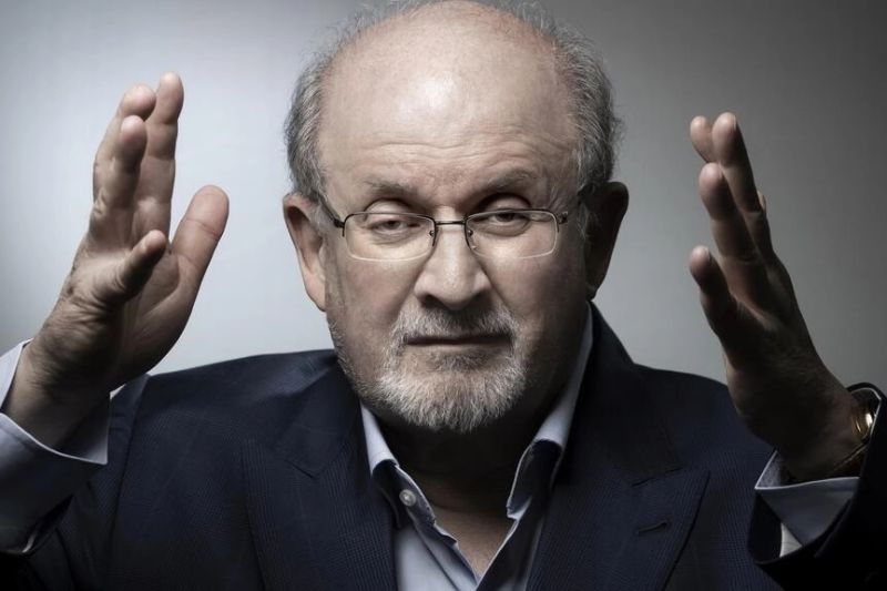 Novelis Salman Rushdie pakai ventilator setelah ditikam di New York