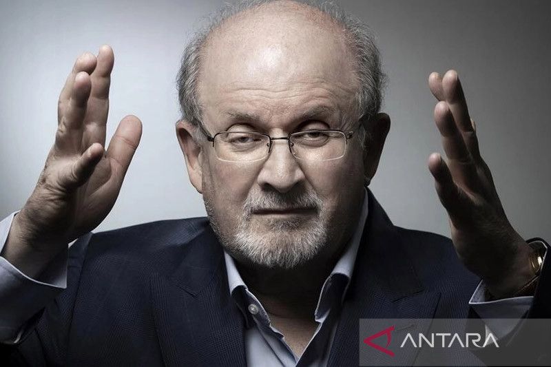 Ventilator Salman Rushdie dicopot dan mulai pulih
