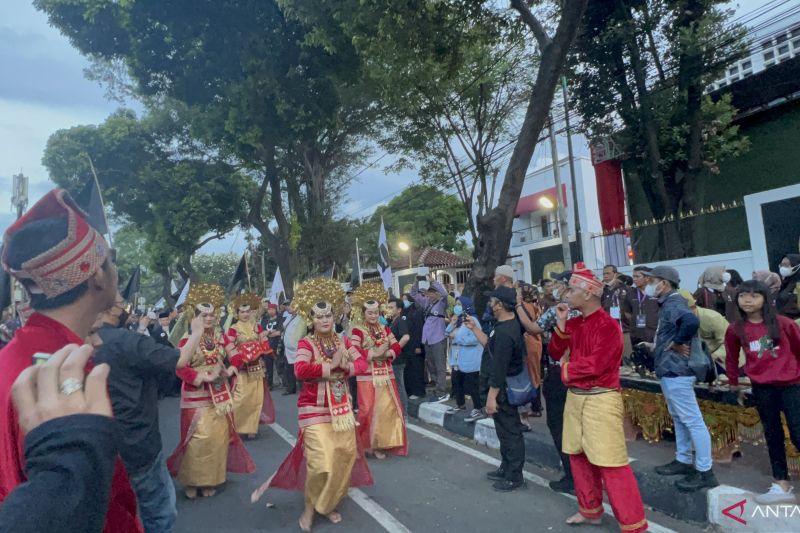 Partai Masyumi tiba di KPU dengan iringan tari Gelombang Persembahan