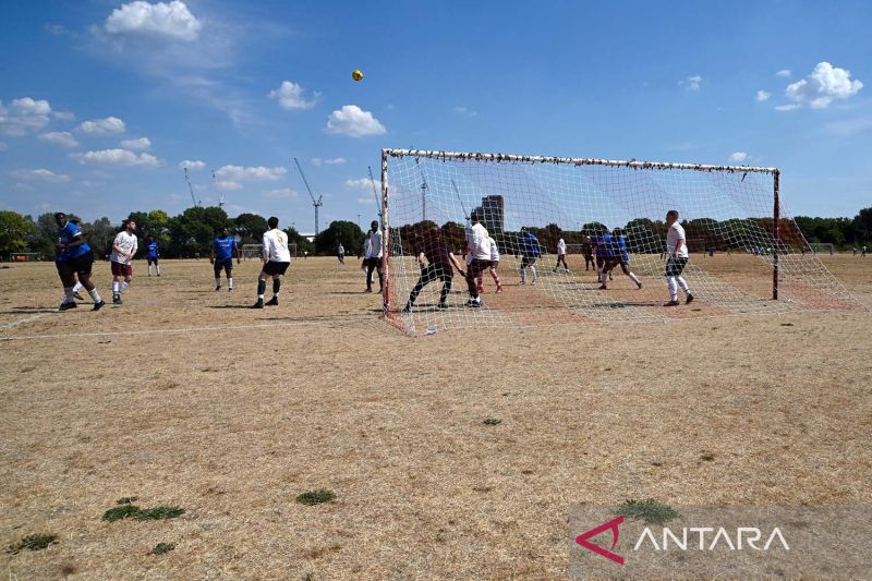 MENGENAL KULTUR SUNDAY LEAGUE FOOTBALL YANG MIRIP TARKAM DI INDONESIA 2022 08 14T142559Z 1322143710 RC2CWV98TJAC RTRMADP 3 EUROPE HEATWAVE BRITAIN