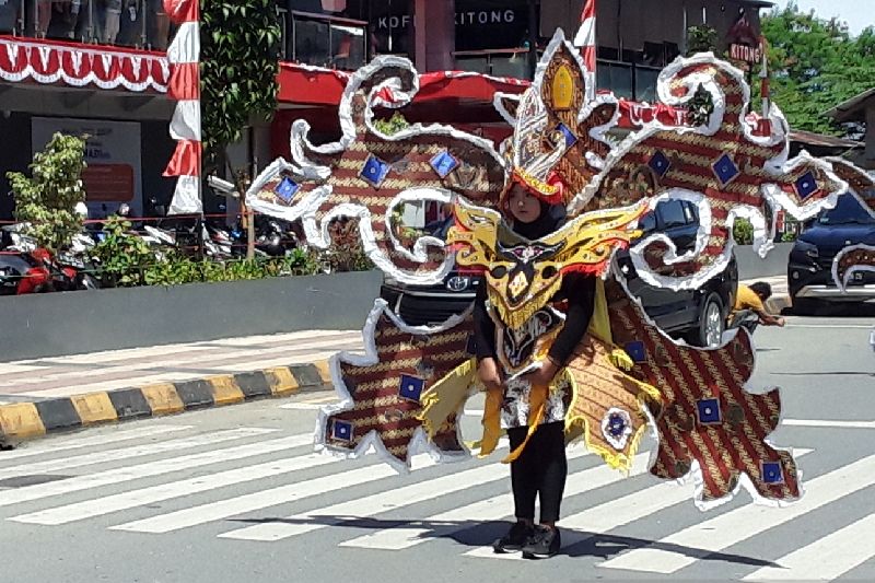 Ribuan warga Biak parade Nusantara untuk meriahkan HUT ke-77 RI