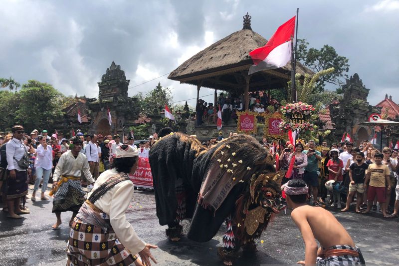 Ratusan warga Ubud Bali ikuti parade seni peringati HUT RI