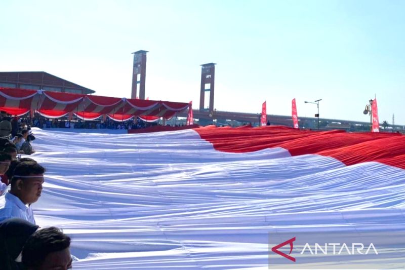Wali Kota Palembang bentang Bendera Merah Putih raksasa