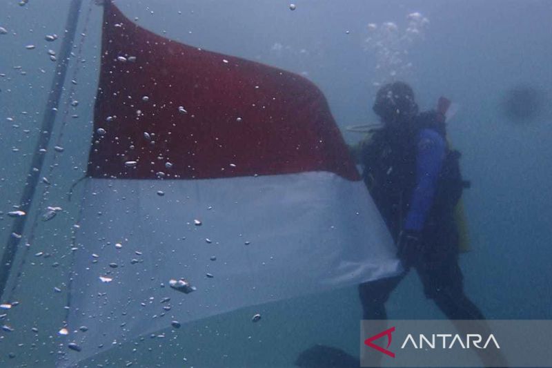 Kemerdekaan RI - TNI AL kibarkan bendera di bawah laut