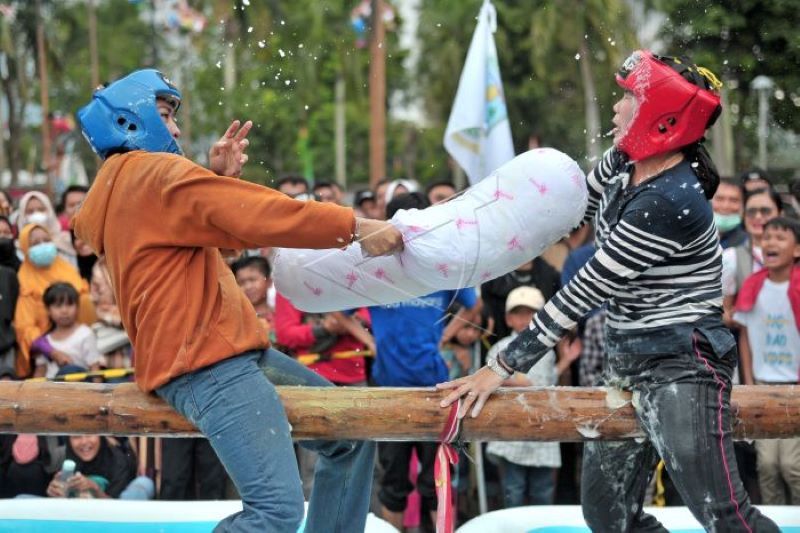 Wow, Ada Lomba Gebuk Bantal Guling di Jambi