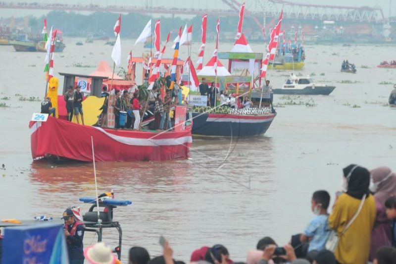 Warga Palembang Antusias Saksikan Lomba Kapal Hias di Sungai Musi