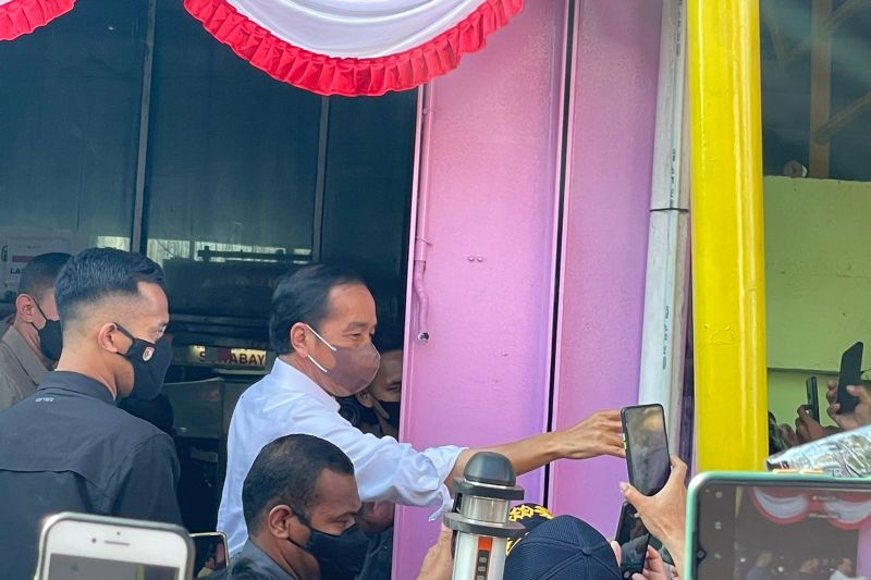 Presiden bagikan bansos di Pasar Pucang Anom Surabaya