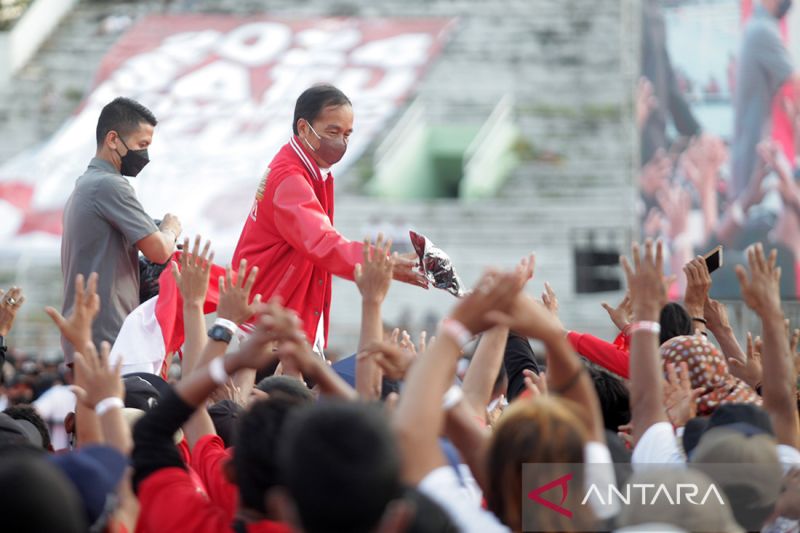 Jokowi minta relawan "santai mawon" pikirkan calon presiden 2024