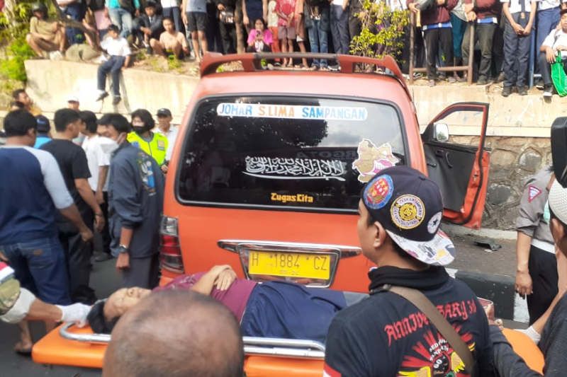 Satu penumpang angkutan umum tewas dalam kecelakaan di Semarang