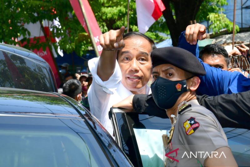Presiden Jokowi bagikan bansos di Pasar Larangan Sidoarjo