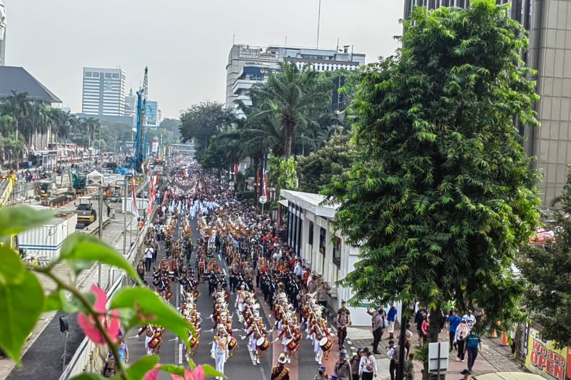 Puluhan ribu masyarakat ikut kirab Merah Putih