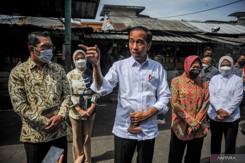 Presiden bagikan bantuan sosial di Pasar Cicaheum setibanya di Bandung