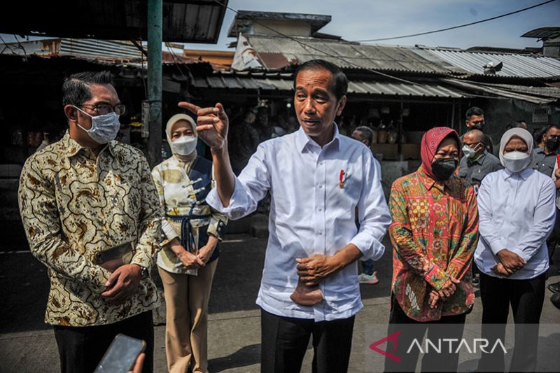 Presiden bagikan bantuan sosial di Pasar Cicaheum setibanya di Bandung