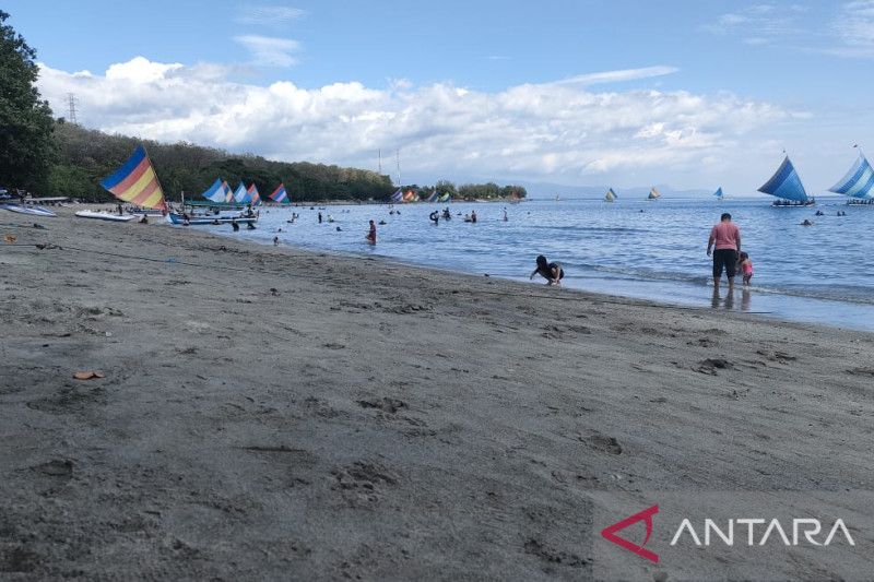 Menikmati wisata Pantai Pasir Putih Situbondo ANTARA News