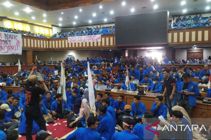 Mahasiswa Aceh masuki gedung paripurna DPRA saat aksi tolak BBM naik