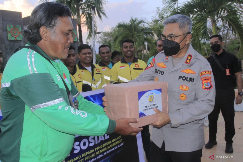 POLDA NTT BAGIKAN SEMBAKO UNTUK PENGEMUDI OJOL