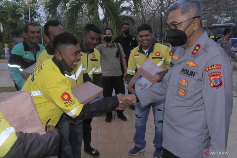 POLDA NTT BAGIKAN SEMBAKO UNTUK PENGEMUDI OJOL