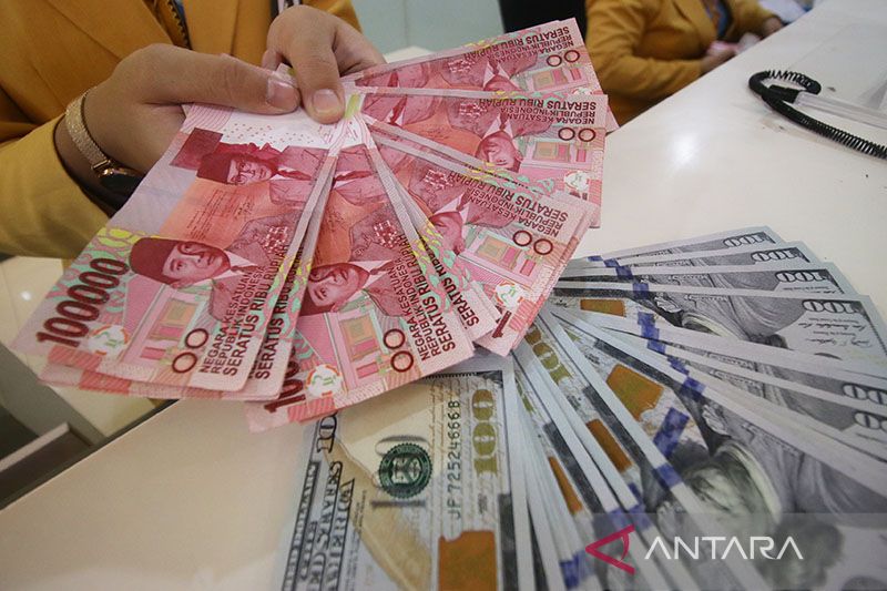 Rupiah menguat jelang rilis data neraca perdagangan Agustus