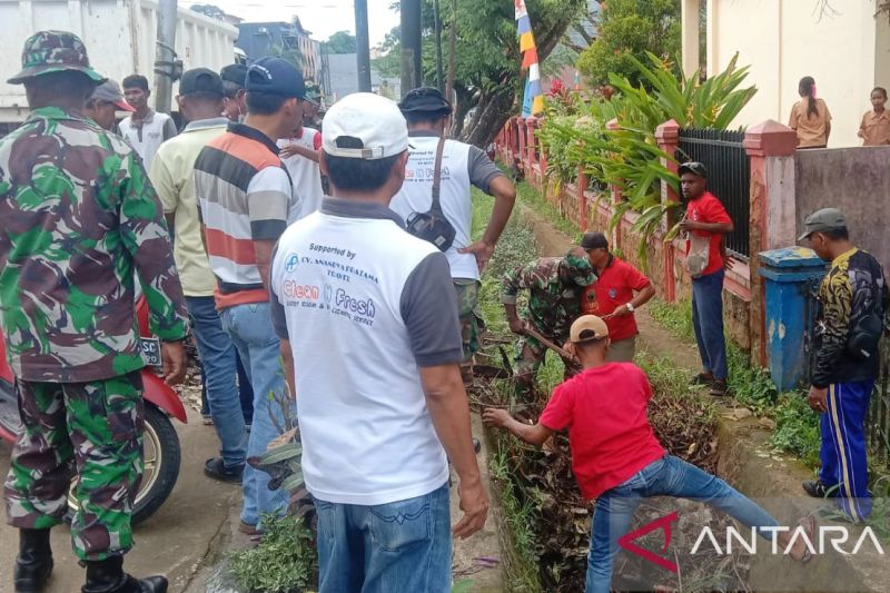 Alumni Jatim Papua Barat dan warga Sorong bersihkan drainase
