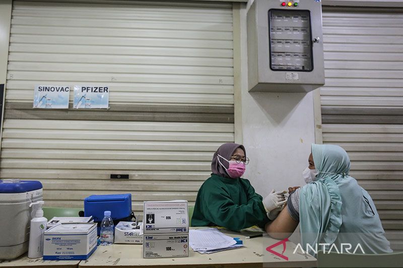 Sebanyak 61.135.788 penduduk Indonesia sudah divaksinasi dosis penguat