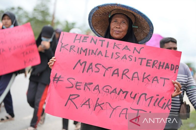 UNJUK RASA MASYARAKAT KE BRIMOB POLDA SULAWESI TENGGARA