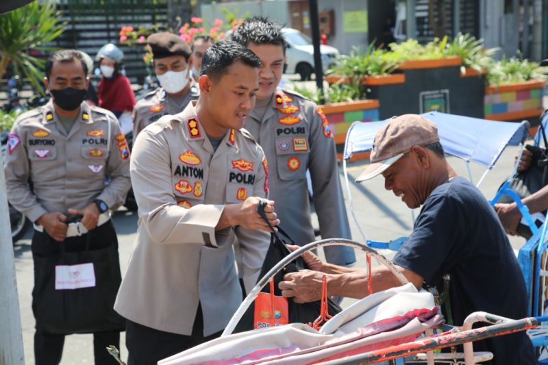 Polres Madiun bagikan 1.500 sembako untuk warga terdampak kenaikan BBM - Vimarsana News