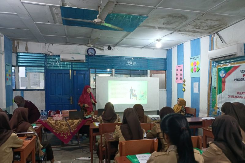 Politeknik Negeri Padang edukasi siswa SMK soal literasi keuangan
