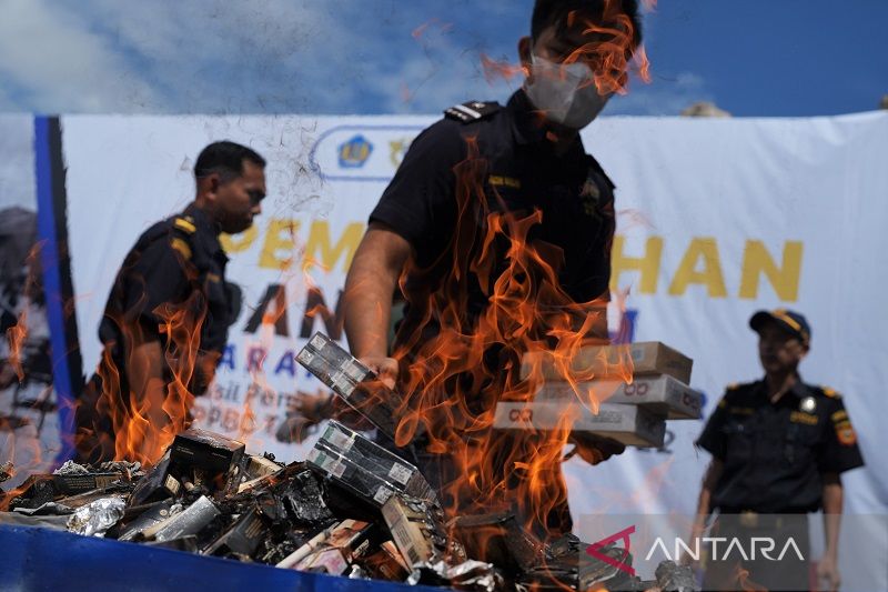 PEMUSNAHAN SITAAN ROKOK DAN MINUMAN DI KENDARI