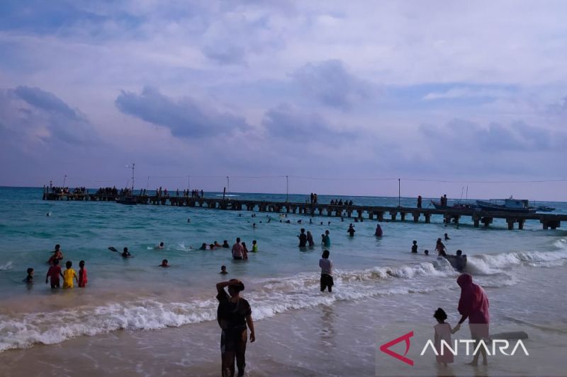 Ratusan warga Natuna ikuti tradisi mandi Safar di laut