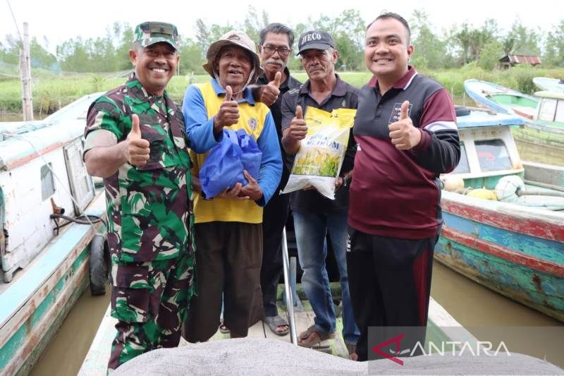 tni-dan-polri-beri-bantuan-paket-sembako-untuk-nelayan-di-aceh-barat