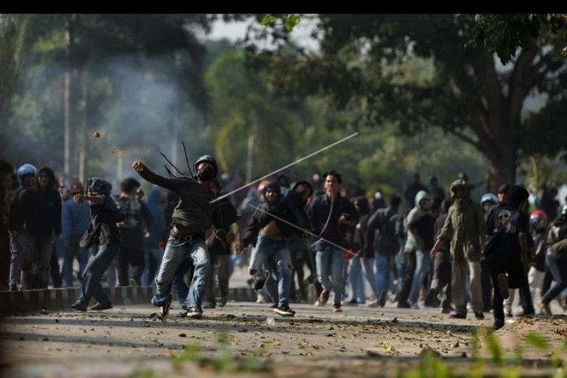 BENTROK MAHASISWA DENGAN POLISI DI KENDARI