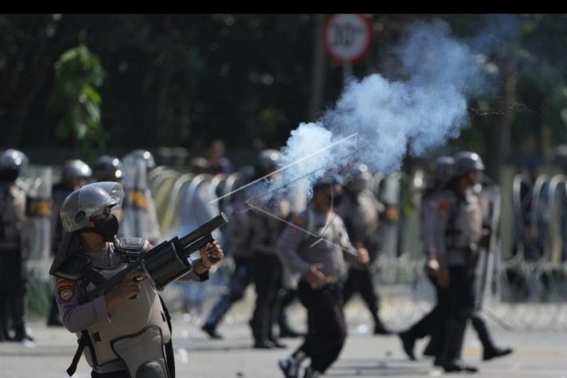 BENTROK MAHASISWA DENGAN POLISI DI KENDARI